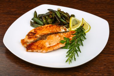 Yeşil fasulye ile ızgara somon