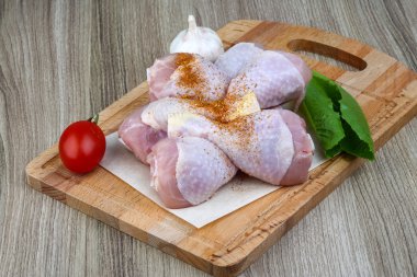 Çiğ tavuk bacağı.