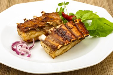 Kızarmış kuzu kaburgası