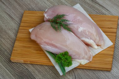 Çiğ tavuk göğsü.