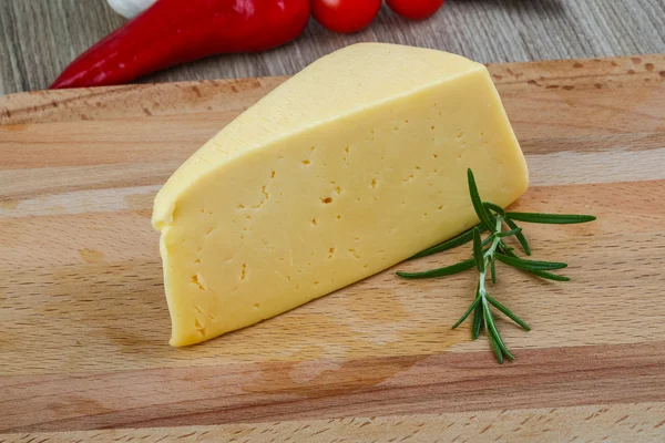 Triangolo di formaggio giallo — Foto Stock