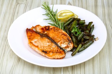 Yeşil fasulye ile ızgara somon