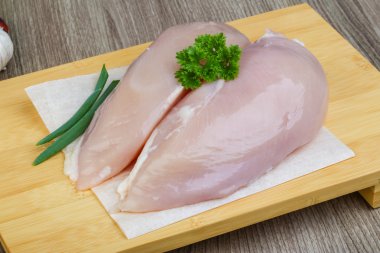 Çiğ tavuk göğsü.