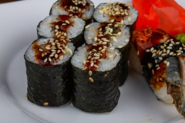 yılan balığı suşi