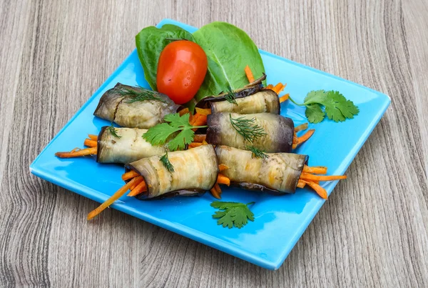 Aubergine rolletjes met wortel — Stockfoto