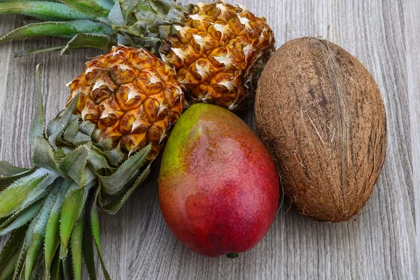 Ananas, Mango und Kokosnuss — Stockfoto