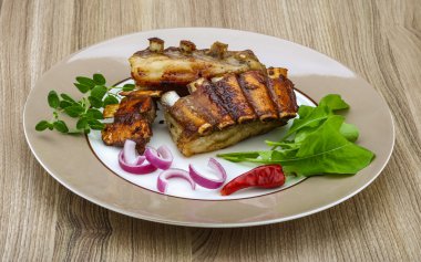 Kızarmış kuzu kaburgası