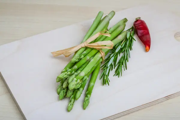 Surowy szparagi — Zdjęcie stockowe