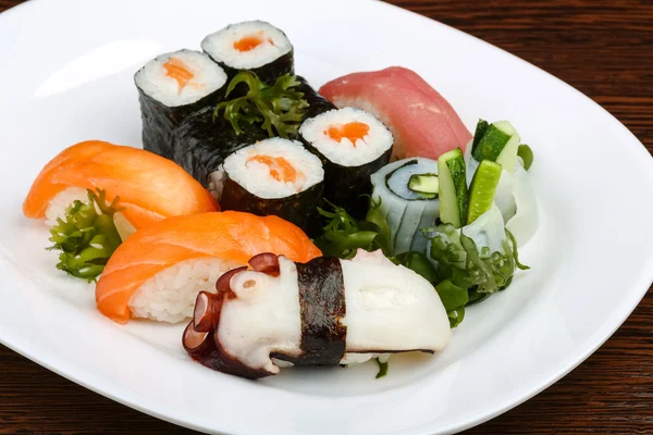 Sushi és tekercsek — Stock Fotó
