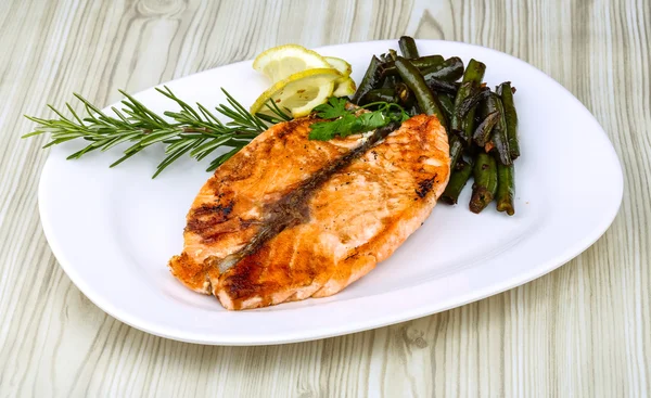 Gegrilde zalm met groene bonen — Stockfoto