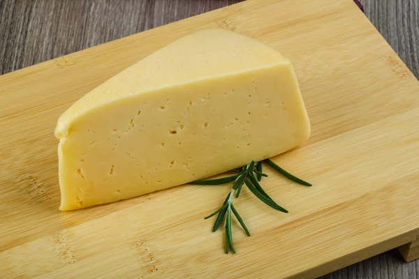 Triângulo de queijo amarelo — Fotografia de Stock