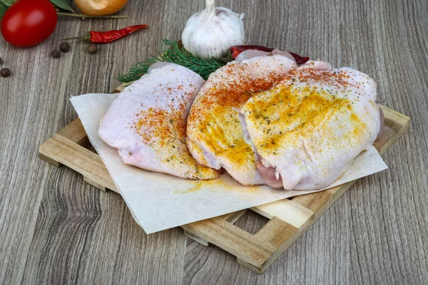 Raw chicken thights — Stock Photo, Image