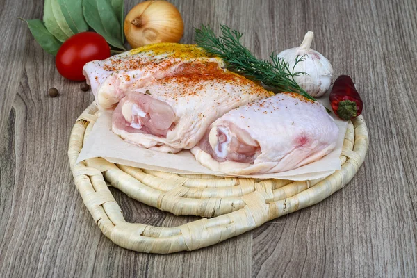 Cosce di pollo crudo — Foto Stock