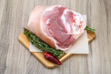 Çiğ domuz knuckle