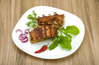 Kızarmış kuzu kaburgası