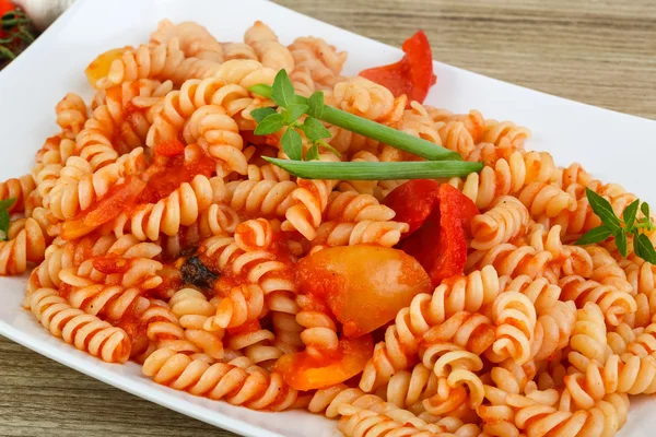 Nudeln mit Tomaten — Stockfoto