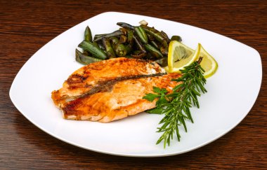 Yeşil fasulye ile ızgara somon