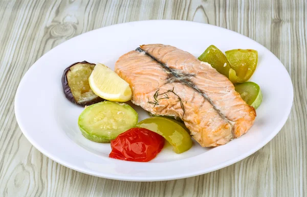 Salmón con verduras a la parrilla —  Fotos de Stock