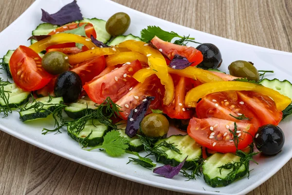 Salada com tomate, pepino e azeitonas — Fotografia de Stock