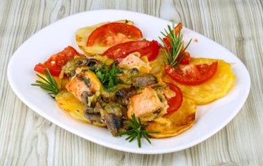 Patates ve domates ile kavrulmuş somon