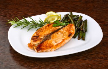 Yeşil fasulye ile ızgara somon