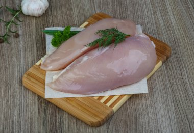 Çiğ tavuk göğsü.