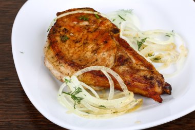 Kızarmış domuz eti.