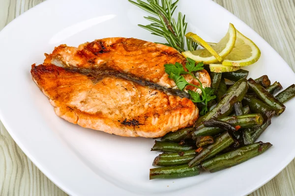 Gegrilde zalm met groene bonen — Stockfoto