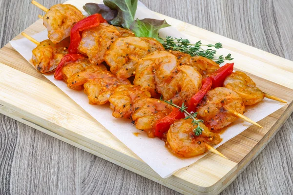 Brocheta de gambas crudas —  Fotos de Stock