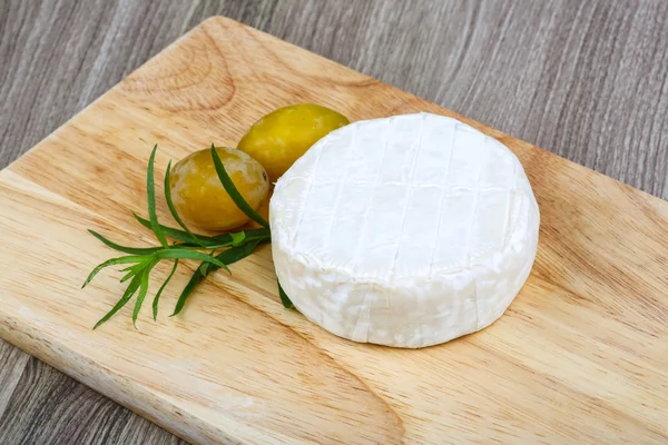 Queijo Brie com ameixas amarelas — Fotografia de Stock