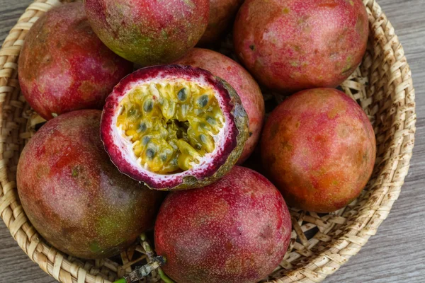 Свежие тропические фрукты - Maracuja — стоковое фото