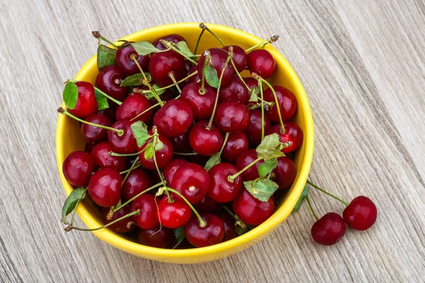 Körsbär i skålen — Stockfoto