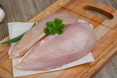 Çiğ tavuk göğsü.