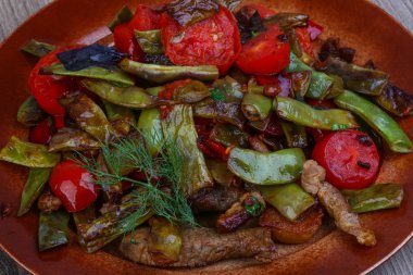 Sebze soslu kızarmış domuz eti ilave edin