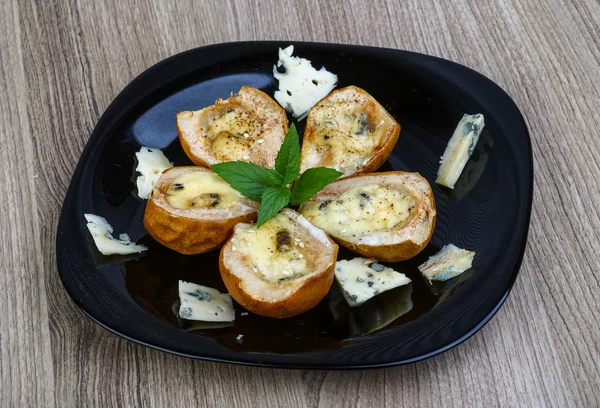 Gebackene Birne mit Blauschimmelkäse — Stockfoto