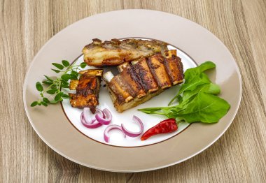 Kızarmış kuzu kaburgası