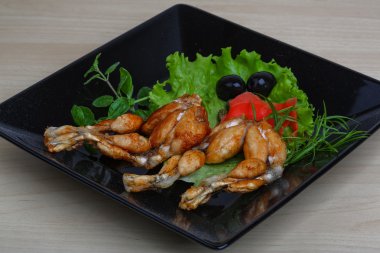 Kavrulmuş kurbağa bacağı