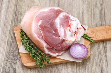Çiğ domuz knuckle