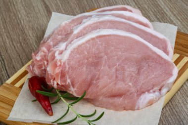 pişmemiş domuz biftek