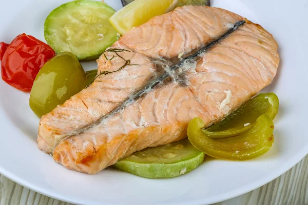 Salmão com legumes grelhados — Fotografia de Stock