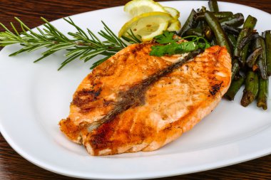 Yeşil fasulye ile ızgara somon