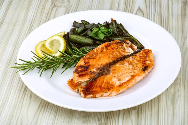 Gegrilde zalm met groene bonen — Stockfoto