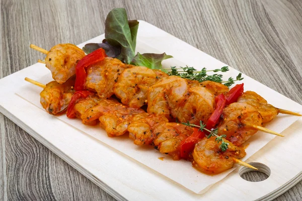 Brocheta de gambas crudas —  Fotos de Stock