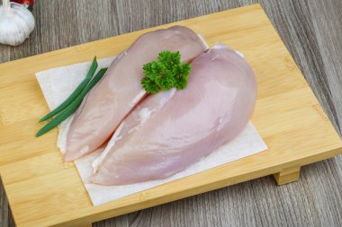 Çiğ tavuk göğsü.