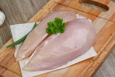 Çiğ tavuk göğsü.