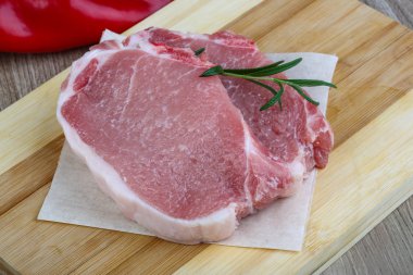 pişmemiş domuz biftek