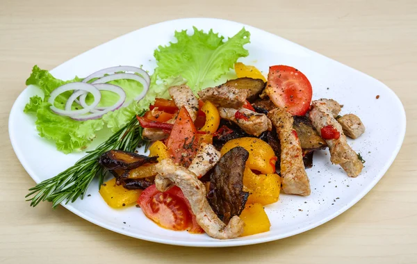 Cerdo asado con verduras —  Fotos de Stock