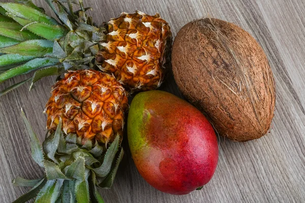 Ananas, mango en kokos — Stockfoto
