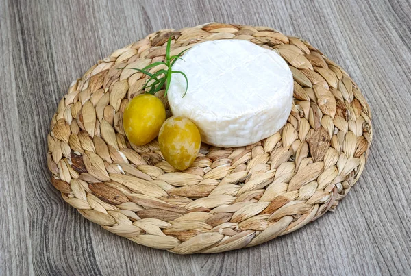 Brie cheese with yellow plums — Stock Photo, Image