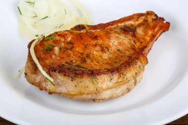 Sıcak ızgara domuz eti biftek